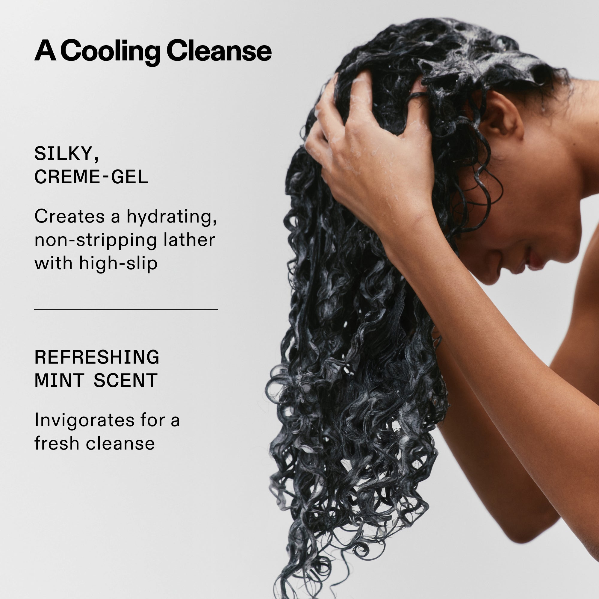 Una modelo con cabello largo y rizado lavándose con el Nº.4CURL BOND SHAPER™ Shampoo para mostrar una espuma abundante. Texto destacado: Un gel limpiador refrescante con una textura sedosa de gel-crema que genera una espuma hidratante que no reseca la piel y que se desliza fácilmente; además, cuenta con un refrescante aroma a menta que revitaliza.