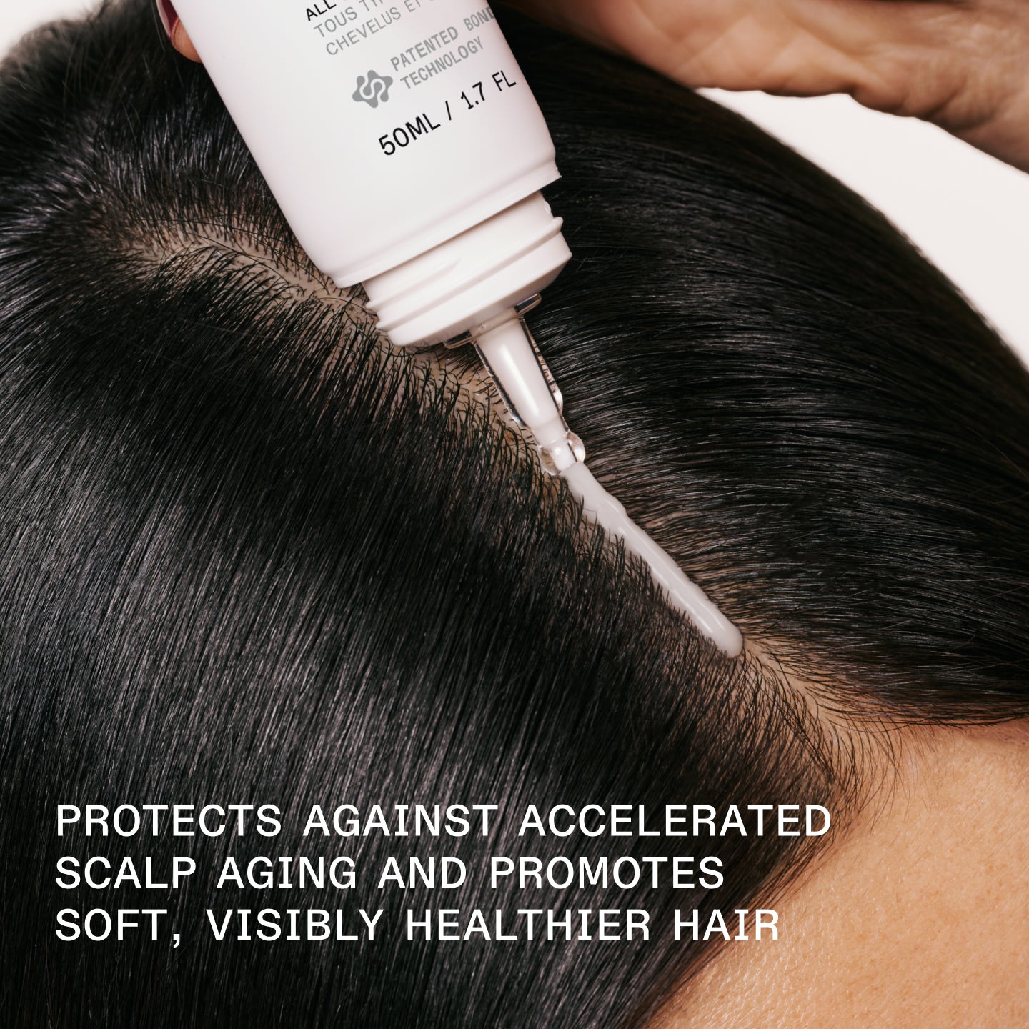 PROTEGE CONTRA EL ENVEJECIMIENTO ACELERADO DEL CUERO CABELLUDO Y FAVORECE UN CABELLO SUAVE Y VISIBLEMENTE MÁS SANO