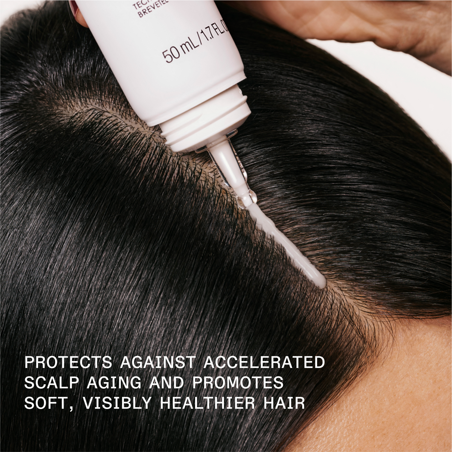 Protege contra el envejecimiento acelerado del cuero cabelludo y favorece un cabello suave y visiblemente más sano 