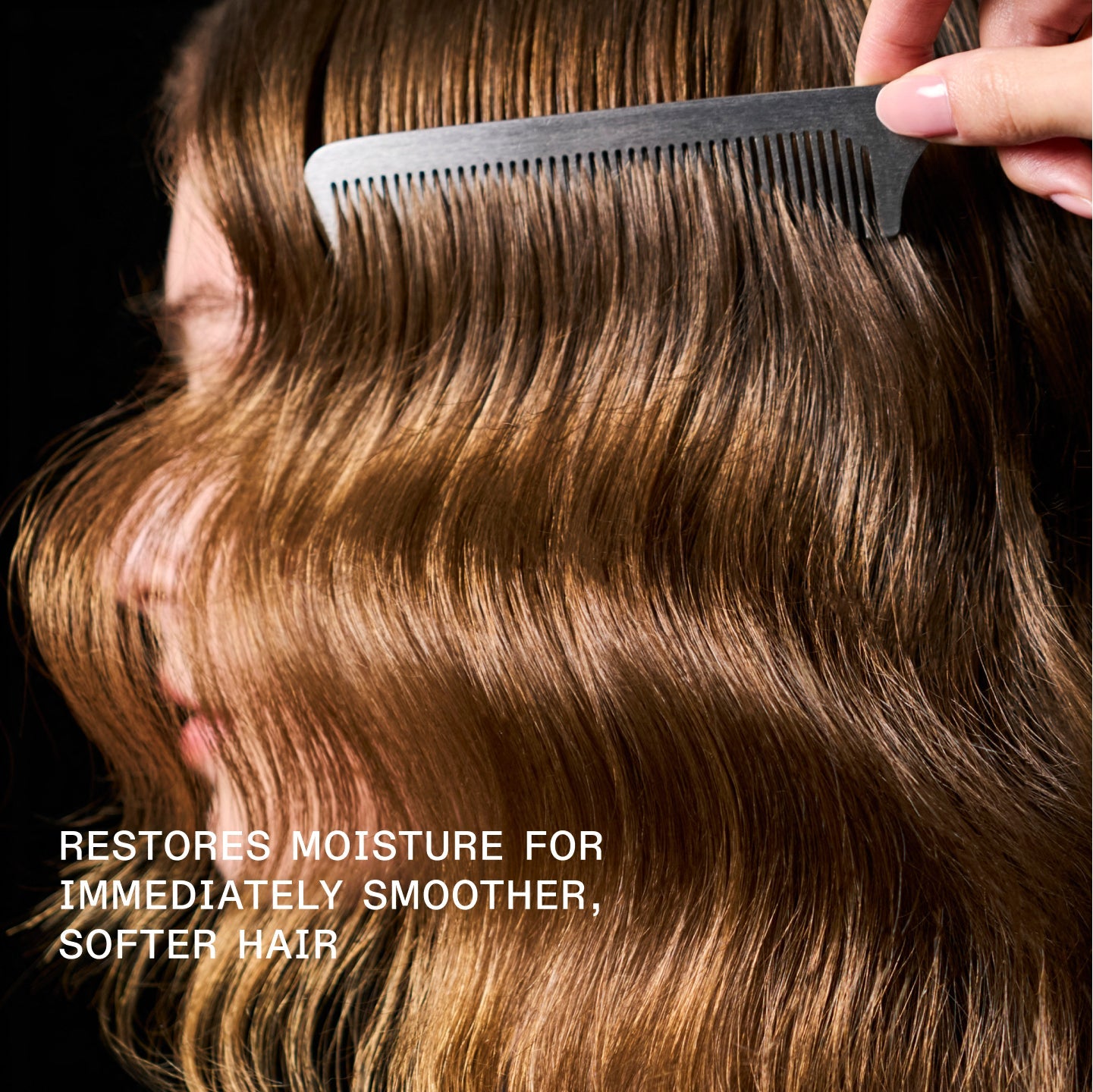 RESTAURA LA HIDRATACIÓN PARA LOGRAR UN CABELLO INMEDIATAMENTE MÁS SUAVE Y LISO