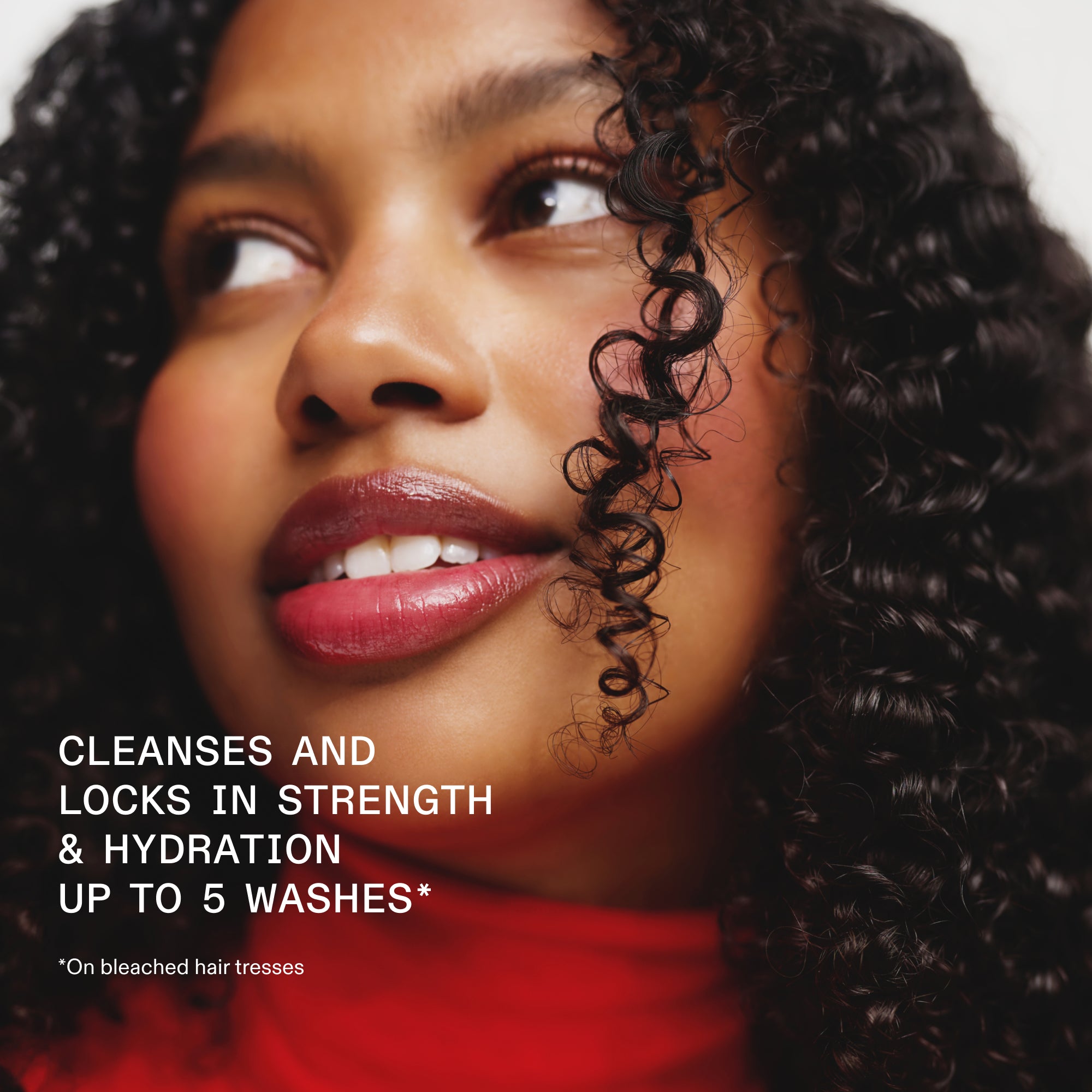CLEANSES AND LOCKS IN STRENGTH
& HYDRATION
UP TO 5 WASHES*
*On bleached hair tresses